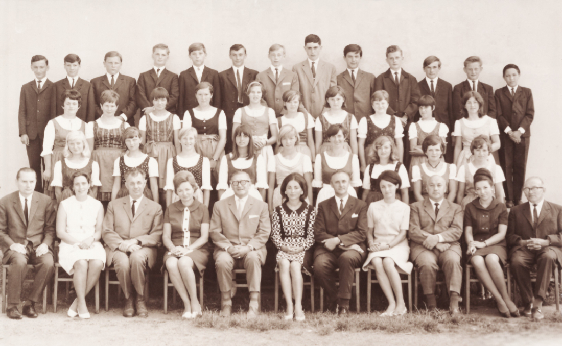 Hauptschule: Abschlussklasse 1966-1967 mit den unterrichtenden Lehrern*innen