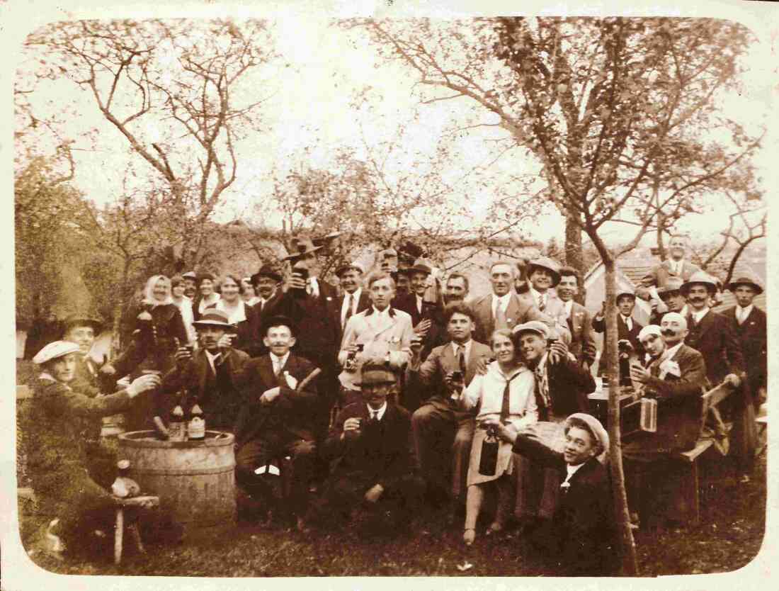 Gesellige Runde: Feiernde Gruppe von OberwarterInnen - Miklos/Gangoly/Osvald