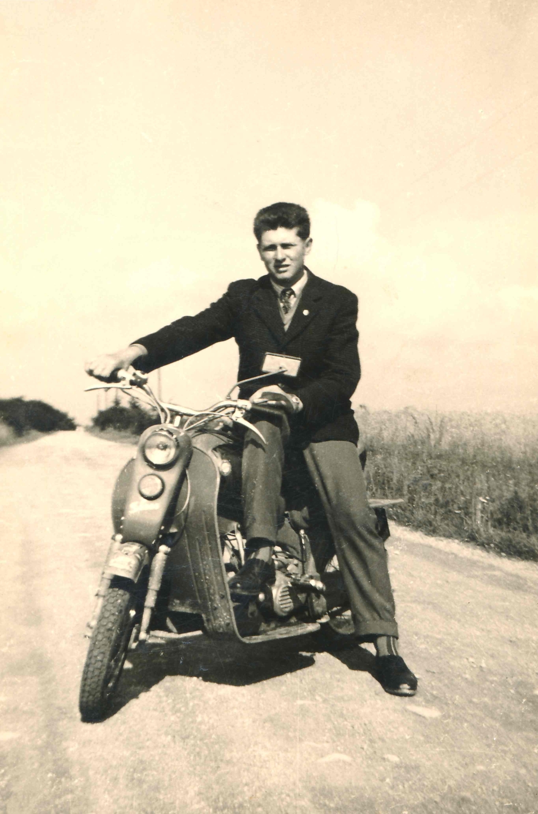 Alexander Adorjan mit seinem Mopedroller "Lohner - Sissy" Bj. 1959