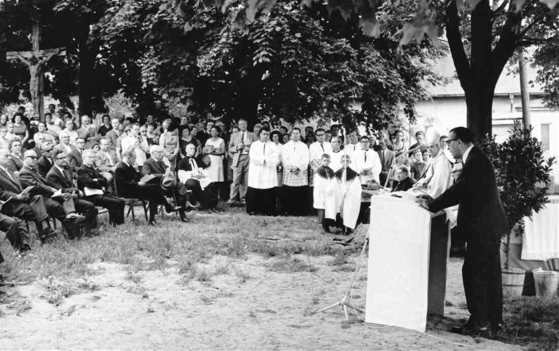 Bau der neuen röm. kath. Osterkirche: Der Vorsitzende des Kirchenbaurats Dr. Demeter Linzer bei seiner Festansprache am Tag der Grundsteinlegung