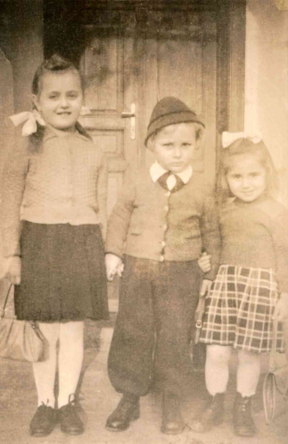 Cousinen und Cousin der Familie Baliko