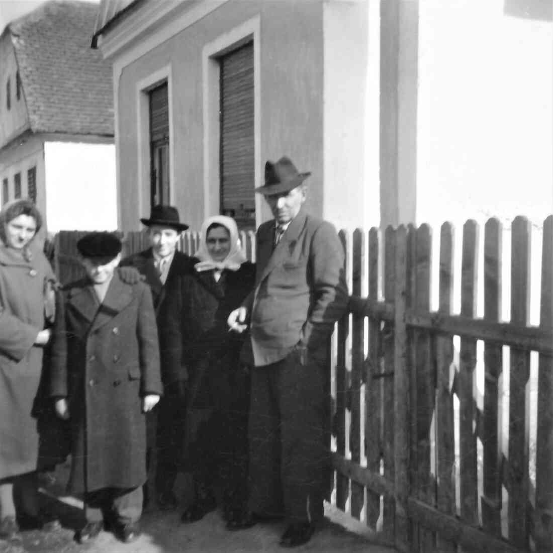 Gruppenbild vor dem Haus Zsamar