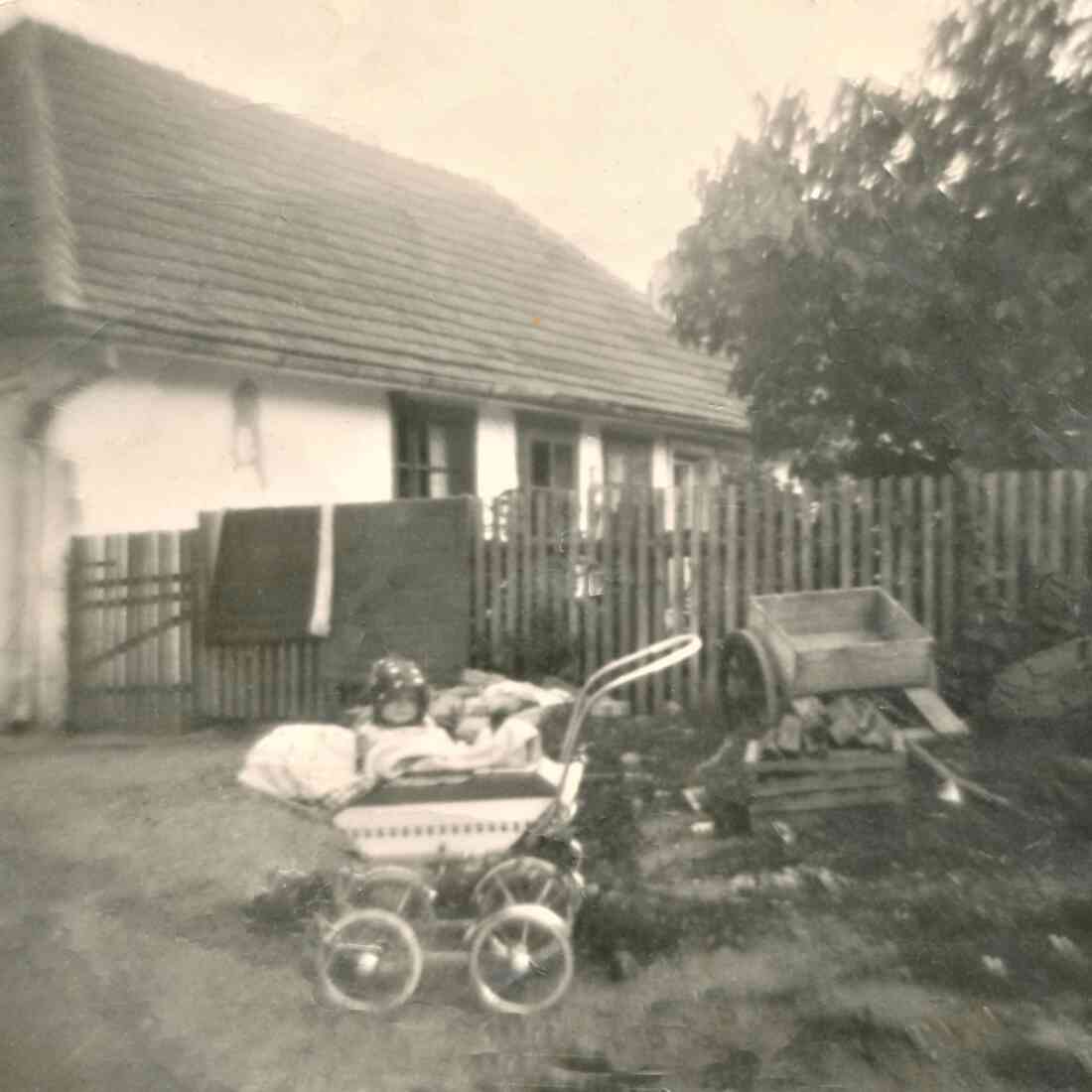 Kinderwagen in der 2. Romasiedlung bei der "Zigeunerbaracke" 1945 - 1972