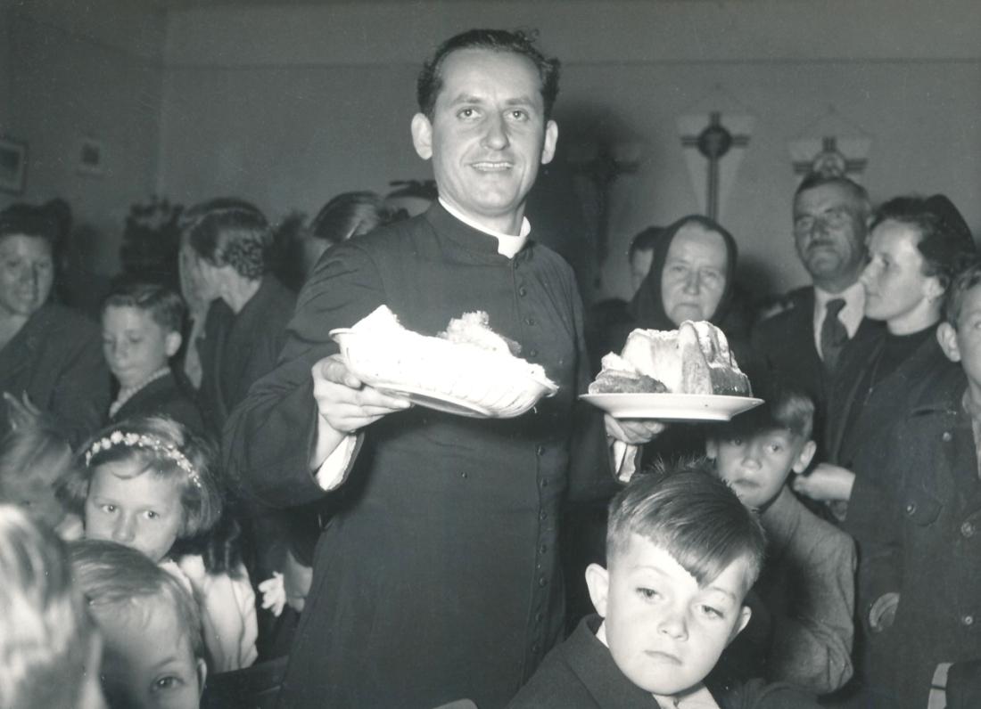 Röm. kath. Pfarre: Erstkommunion 1954 - Kaplan Stefan Varadi (*1928/+2021) // Toth-Ilias