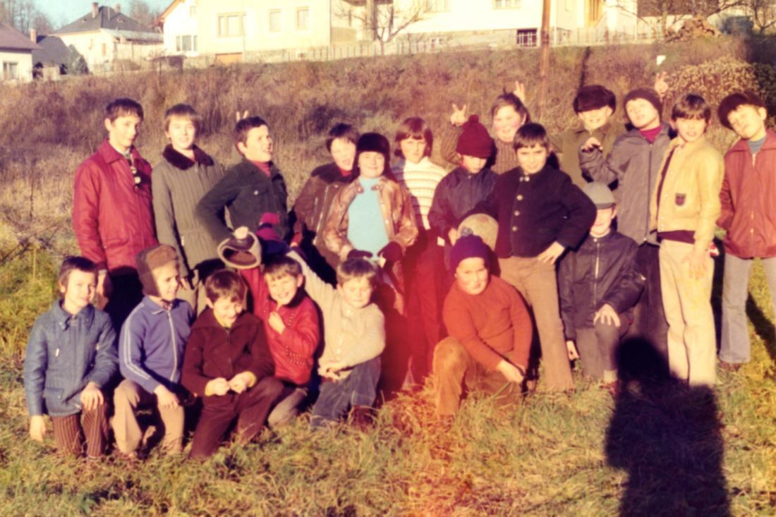 Jungschargruppe auf der Wiese hinter der alten röm. kath. Pfarrkirche