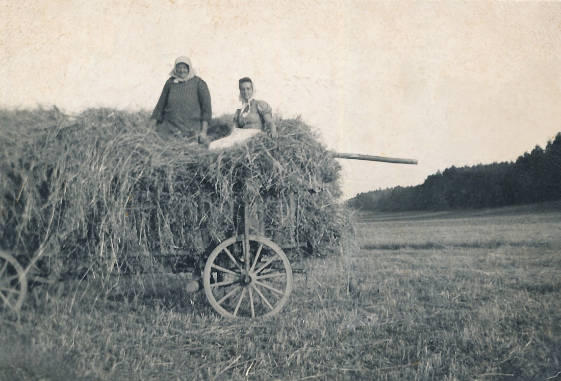 St. Martin: Beim Heu einholen - Agnes Korbadits mit Tochter Maria Ratz (geb. Korbadits)