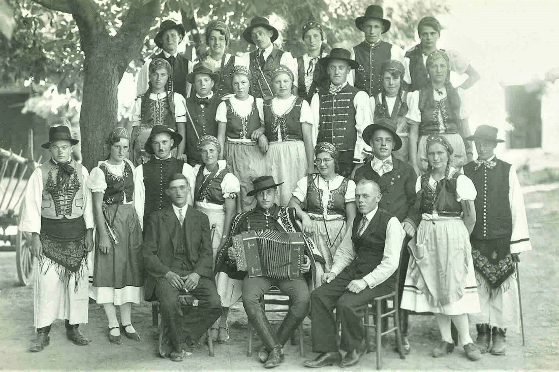 Wahrscheinlich eine kath. Volkstanzgruppe