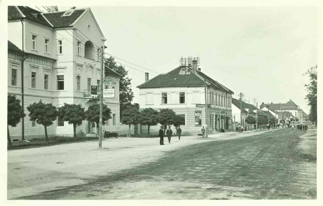 Ansichtskarte: Bezirksgericht und Postamt mit Blick auf die damals so genannte Hauptstraße