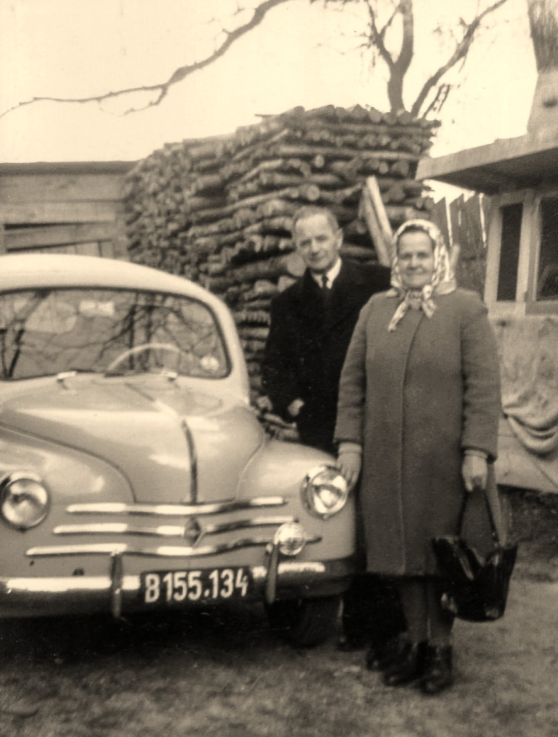 Das Ehepaar Unger mit Auto - Maria Unger (*1904/+1980) und Johann Unger (*1907/+1977) mit ihrem Renault 4CV