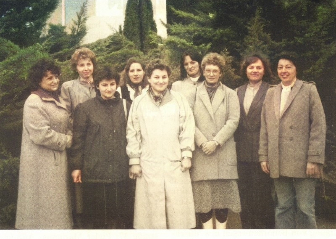 Röm. kath. Pfarre: die Gruppe der Tischmütter anlässlich der Erstkommunion 1984 - Kager/Rosner/Schmalzl/Koch/Balogh/Reschl/Mouratidis/Hoblaj/Volcic