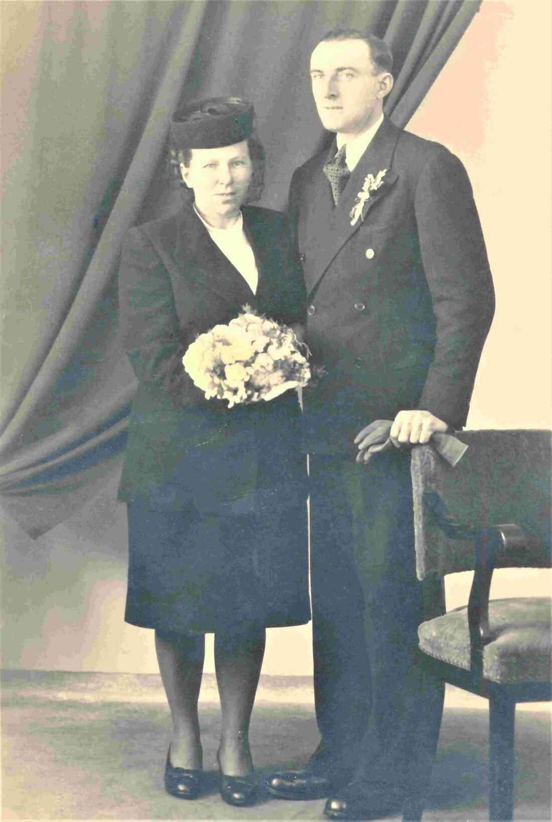 Das Hochzeitspaar Karoline Wolfbeiß (*1913/+1947) und Johann Maul (*1910/+1972)