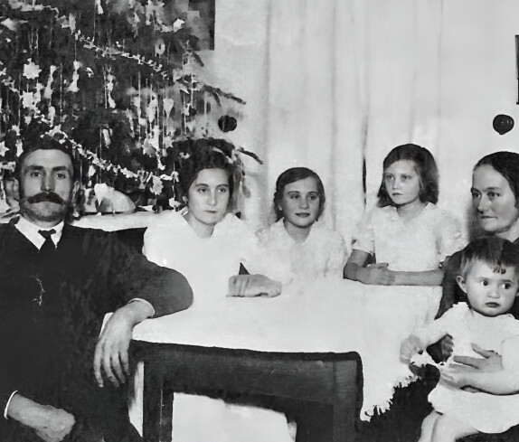 Weihnachten 1933: vor dem Christbaum bei Fam. Szabo