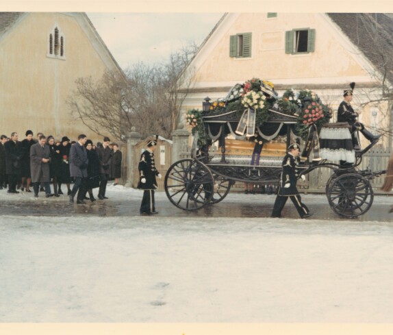 Begräbnis Josef Tölly (*1913 / +1968) - evang. HB mit dem Galawagen der Bestattung Tölly