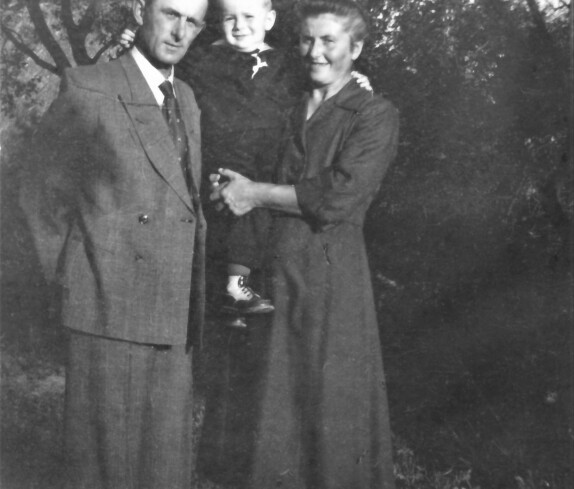 Ehepaar Anna und Johann Glavanovits mit Sohn Janos (Steinamangererstraße 124)