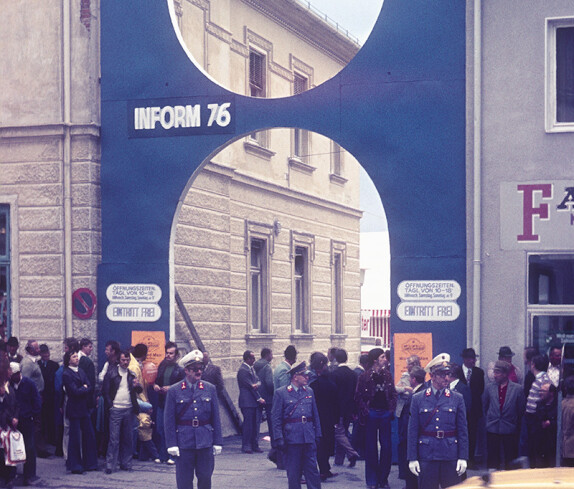 INFORM 76 - Eingangsbogen mit den drei Gendarmeriebeamten Grünauer, Langer und Pokomandy