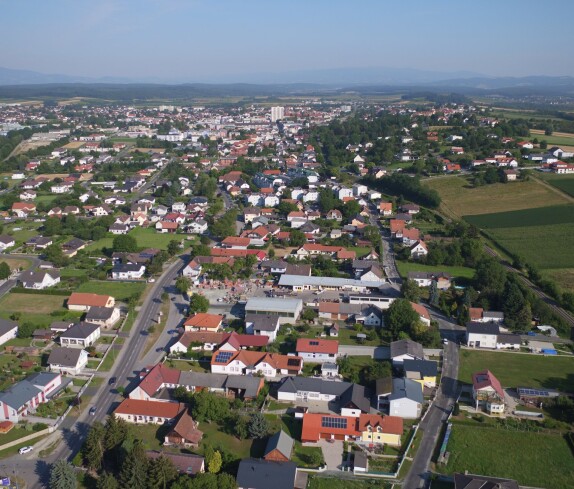 Flugaufnahme/Luftbild: Blick vom Flug über dem Untertrumm gegen die Stadtmitte