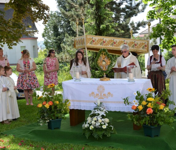 Röm. kath. Pfarre: Fronleichnamsprozession - Altar beim Kreuz neben der ehemaligen Pfarrkirche