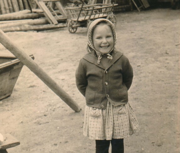 Christel Muth im Hof des Hauses Eichendorffgasse 17