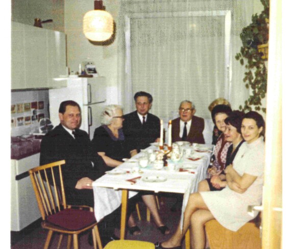 Kleine Feier: Kaffekränzchen bei Fam. Martos (Wienerstraße 9/3) - Csoknyai/Benold