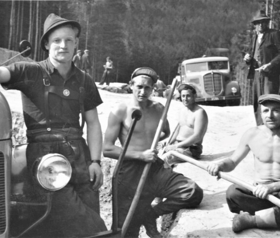 Alois Trenker (*1927/+2014) und andere Mitarbeiter der Fa. Lenikus