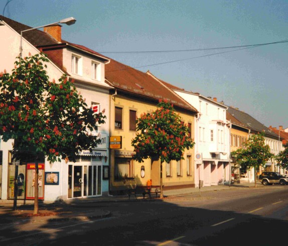 Haupßtplatz: Blick auf die Häuserreihe Hauptplatz 2, 4, 6, 8 und 10