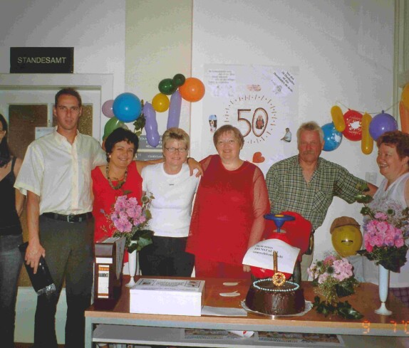 ArbeitskollegenIinnen in der Gemeinde gratulieren Walter Kurz zum 50-er