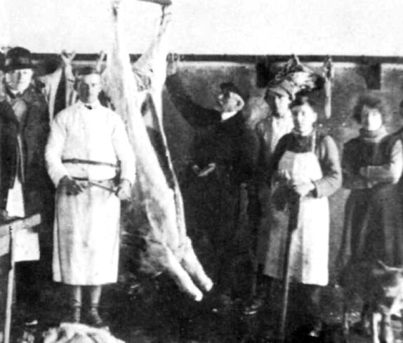 Jüdische Gemeinde: Rabbiner Dr. Felix Blau (*1861/+1935) beim Koscherstempeln