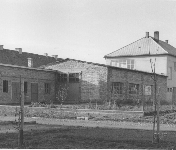 Rotes Kreuz:  Verwaltungsgebäude, Mannschaftgebäude und Fahrzeuggarage (Molkereistraße 2)