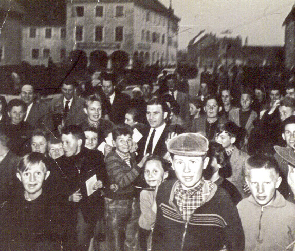 Fußball: Ferenc Puskas nach dem Spiel des Ungarischen Nationalteams gegen den SC-Oberwart auf dem Weg in den Gasthof Neubauer