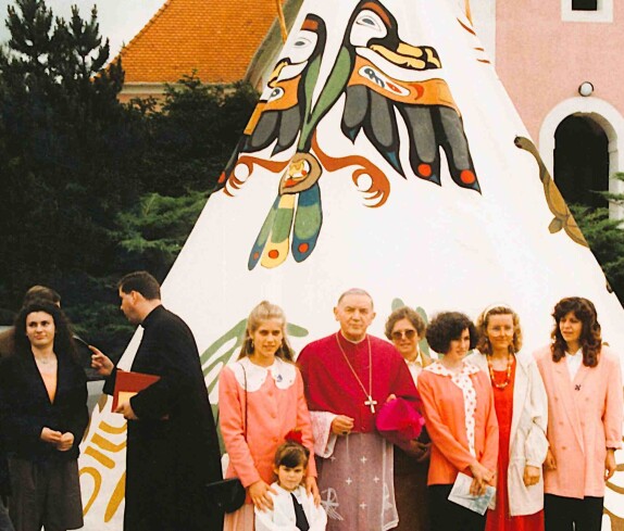 Röm. kath. Pfarre: Indianerzelt auf dem Kirchenplatz  - Ferstl/Ringhofer/Horvath/Laszlo/Lackner/Distler