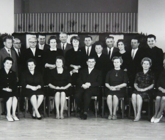 Anlässlich der Eröffnung der Volksschule als Teil der Zentralschule am 21. Oktober 1961: Der Lehrkörper der Volksschule
