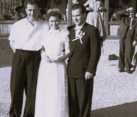 Das Hochzeitspaar Margaretha Simkovits und Stefan Miertl mit Bruder Otto Miertl - Gasthaus Fromwald / Bad Fischau