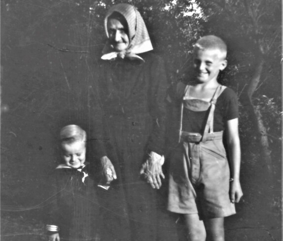 Oma Julianna Gaal (*1885 /+1966) mit ihren Enkelsöhnen (Steinamangererstraße 124)