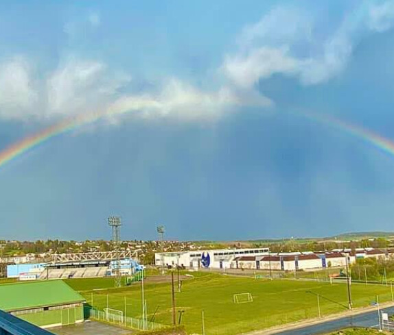 Regenbogen über Sporthalle und Messegelände