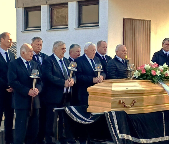 St. Martin: Sargträger, Lichtträger und Bestatter bei einem Begräbnis - Röhrling/Garber/Ratz/Guger/Halper/Bernhard/Tölly