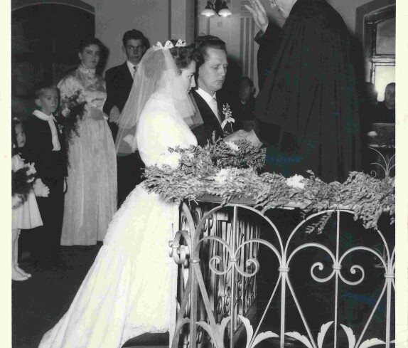 Hochzeit Gustav Neubauer und "Gretl" Margareta Brandstätter: vor dem Traualtar - Brunner/Ruzsa/Böhm