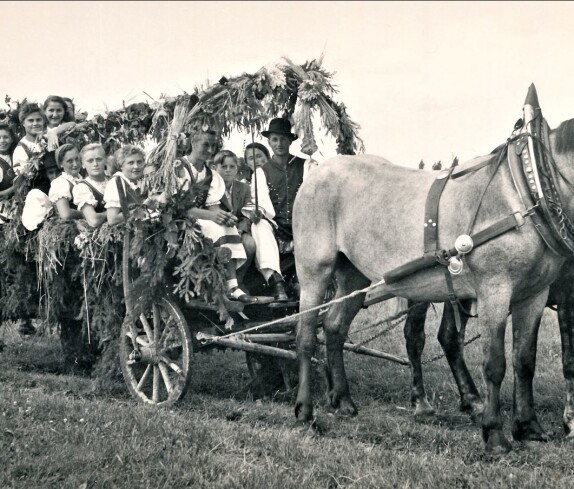 Erntedank - Wagen des ref. Lesevereins