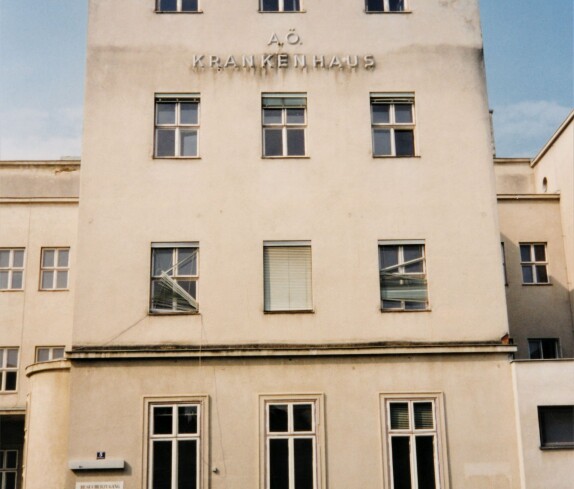 Das Alte Krankenhaus (Spitalgasse / heute Dr. Emmerich Gyenge-Platz): leerstehend und dem Verfall preisgegeben
