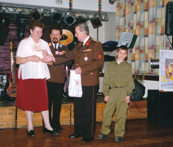 Feuerwehrball im Gasthof Drobits: die Tombolapreise werden verteilt - Szabo/Imre/Gartner/Rath