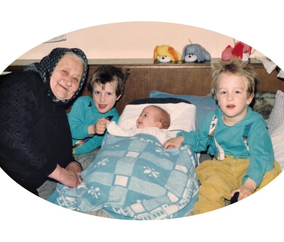 Nagymama Ida Seper (geb. Baliko, *1907/+1999) mit ihren Urenkeln