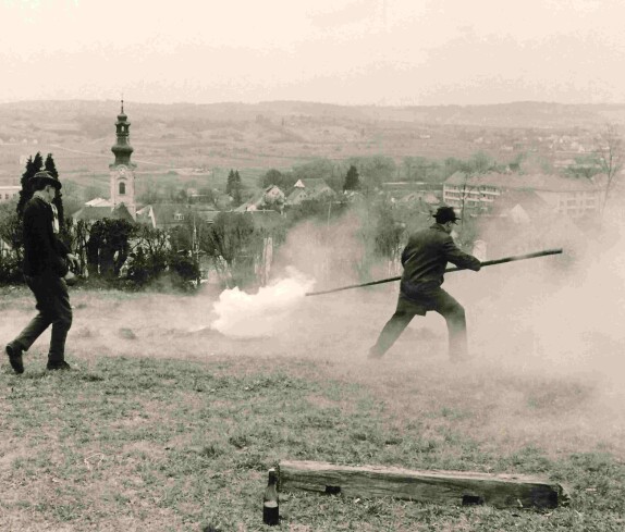 Böllerschießen: Franz Hupfer zündet den Böller - Jungschlager
