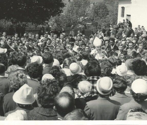 Röm. kath. Pfarre: Bischof Stefan Lazslo und eine große Menschenmenge anlässlich der Firmung 1963 im Bereich südöstlich der Kirche
