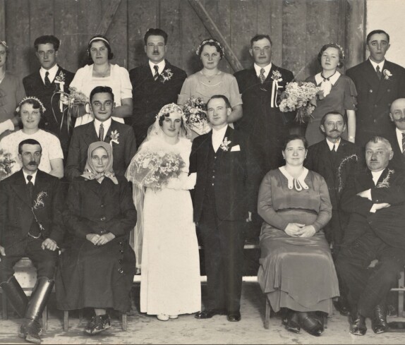 Die Hochzeitsgesellschaft der Hochzeit von Sophie Adorjan und Eugen Posch sen. - aufgenommen in der Hofeinfahrt des Hauses Mühlgasse 11