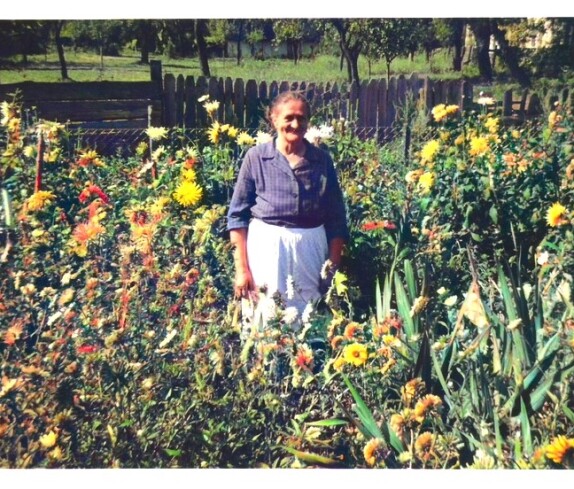 Rosalia Oswald (geb. Seper, *1901/+1979) - Am Telek 59 in ihrem Garten