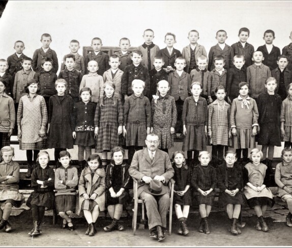 SchülerInnen einiger Klassen der röm. kath Volksschule (Schwartz)