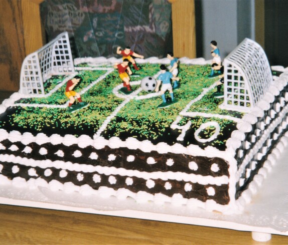 Kunstvolle Torte zum 40-er in Form eines Fußballfelds - gebacken von Lidia Sterniczky (geb. Adorjan, *1936)