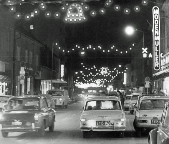Wienerstraße 9 ca. - Blick gegen SO: Weihnachtsbeleuchtung