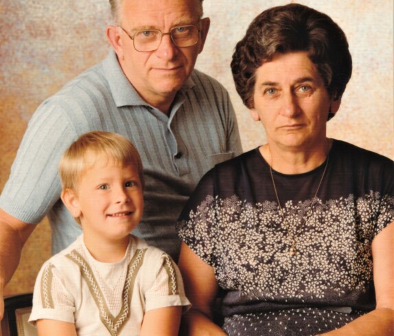 Das Ehepaar Simon mit Enkeltochter Susanne (Reichlgasse 16)