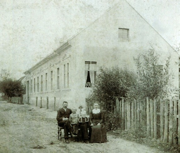 Die Familie des Tischlermeisters Johann Pfeiler vor ihrem Haus OW 209 / Johann Straußgasse 10