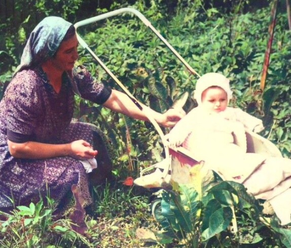 Mutter Julia Gangoly (geb. Hegedüs) mit Tochter Etus im Garten des Hauses - Sterngasse 3